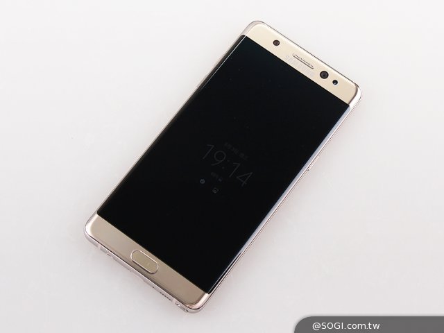 三星Note7开箱速览 3D曲面设计外观靓 三星Note7开箱速览 3D曲面设计外观靓
