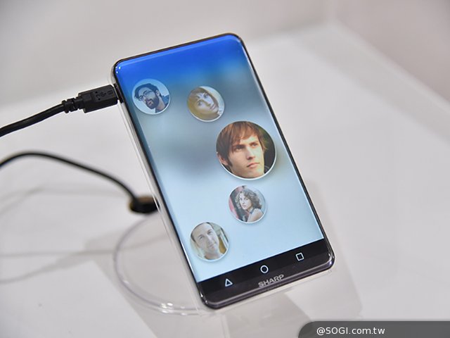 夏普展示Corner R新机 三侧曲面打造无边框视觉效果 夏普展示Corner R新机 三侧曲面打造无边框视觉效果
