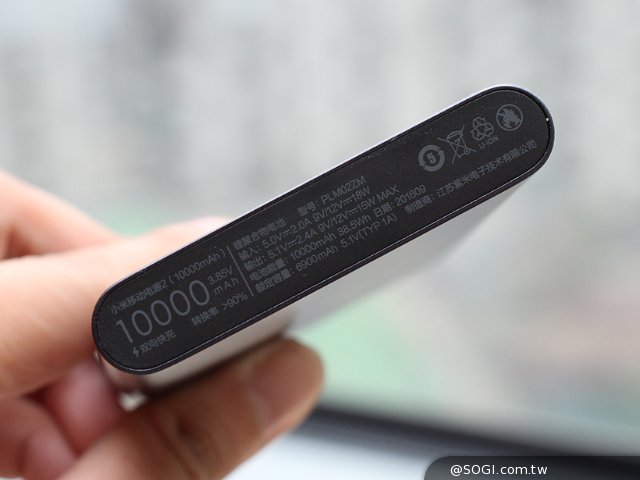 小米移动电源2抢先开箱 支持microUSB与双向快充 小米移动电源2抢先开箱 支持microUSB与双向快充