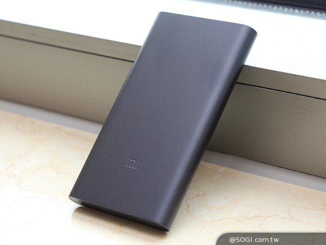 小米移动电源2抢先开箱 支持microUSB与双向快充 小米移动电源2抢先开箱 支持microUSB与双向快充