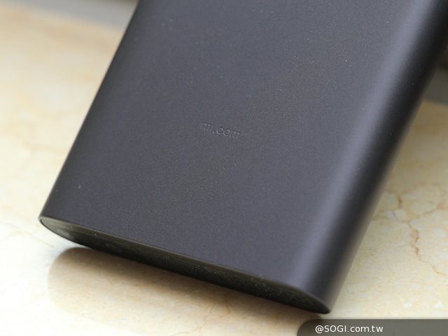 小米移动电源2抢先开箱 支持microUSB与双向快充 小米移动电源2抢先开箱 支持microUSB与双向快充