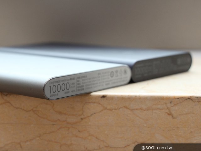 小米移动电源2抢先开箱 支持microUSB与双向快充 小米移动电源2抢先开箱 支持microUSB与双向快充