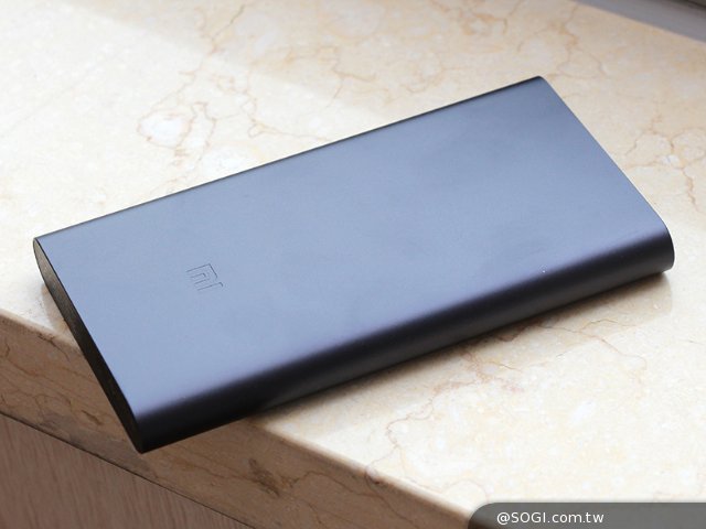 小米移动电源2抢先开箱 支持microUSB与双向快充 小米移动电源2抢先开箱 支持microUSB与双向快充