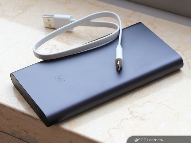 小米移动电源2抢先开箱 支持microUSB与双向快充 小米移动电源2抢先开箱 支持microUSB与双向快充