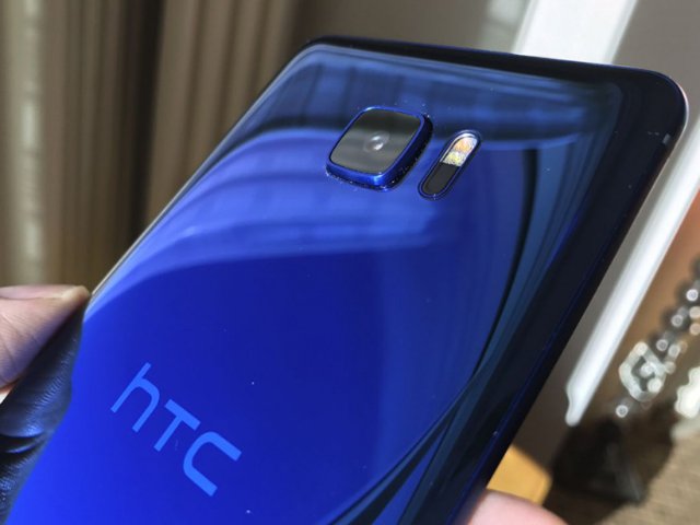 HTC U Ultra实机照疑曝光:双屏幕设计 HTC U Ultra实机照疑曝光:双屏幕设计