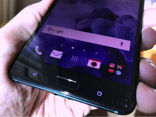HTC U Ultra实机照疑曝光:双屏幕设计 HTC U Ultra实机照疑曝光:双屏幕设计